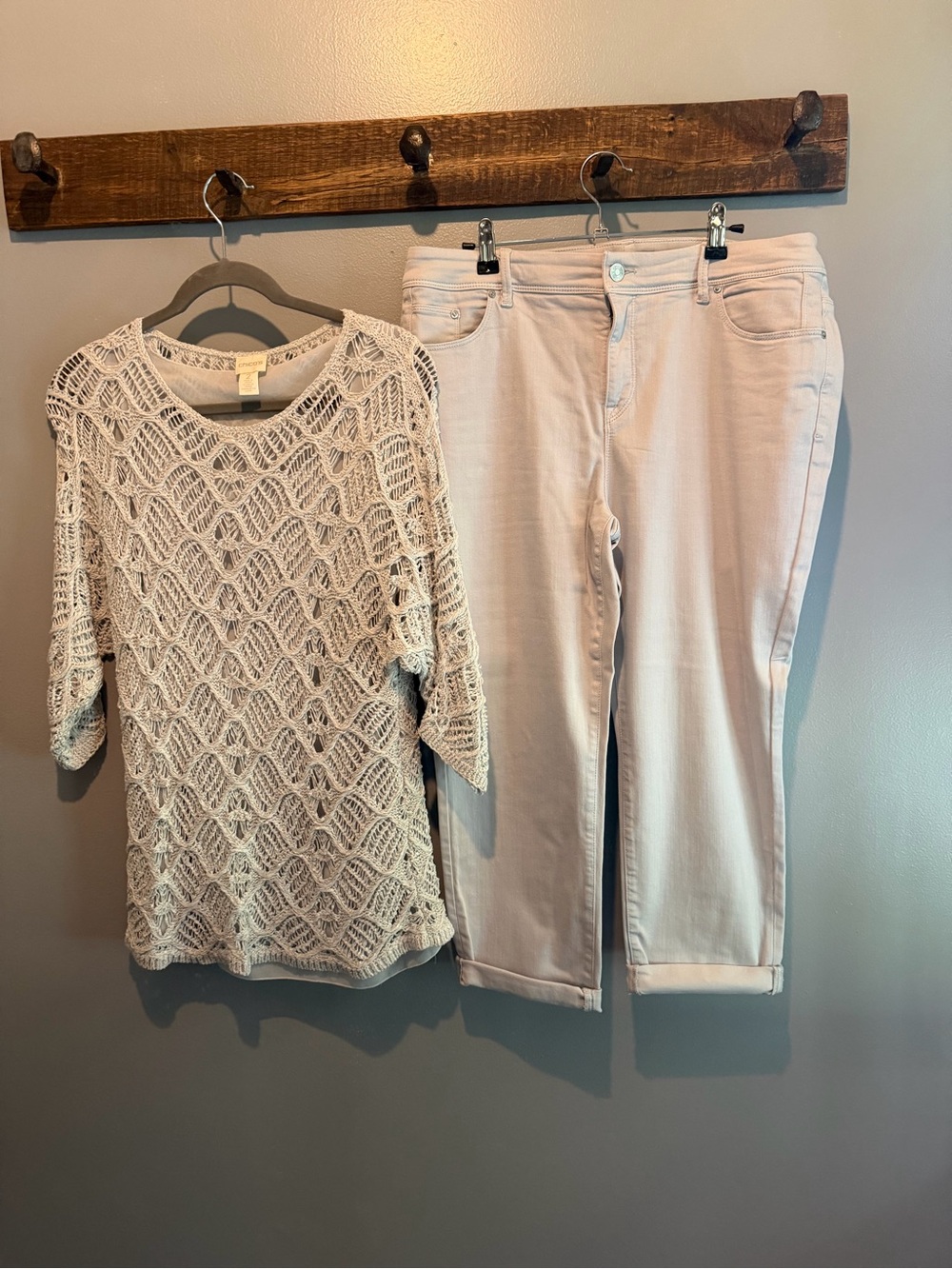 Chico's Light Neutral Cropped Capris in Soft Gray and Matching top.
